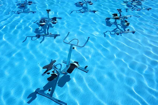 Vélos aquatiques dans une piscine